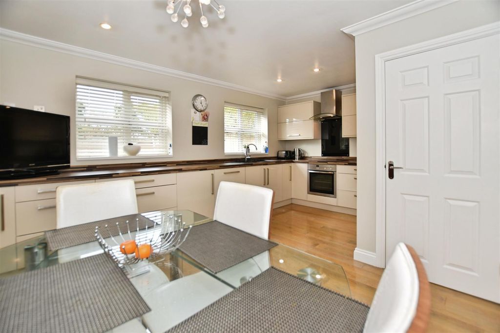 Property photo 2 of 30 E7E320B0-Dinin 20Kit 20High.Jpg