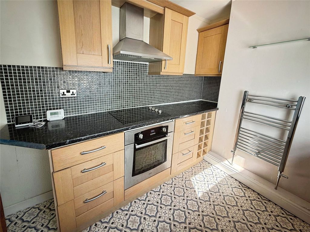 Property photo 2 of 11 Kitchen