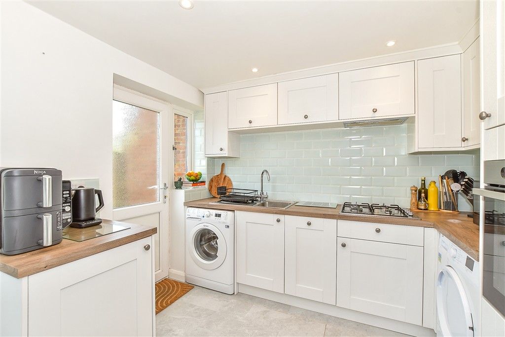 Property photo 3 of 11 Kitchen