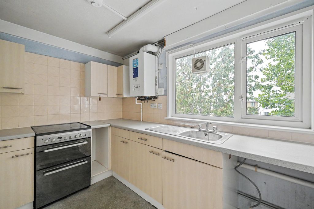 Property photo 2 of 13 42 Musquash Way, Hounslow, Middlesex, Tw4 7Pq