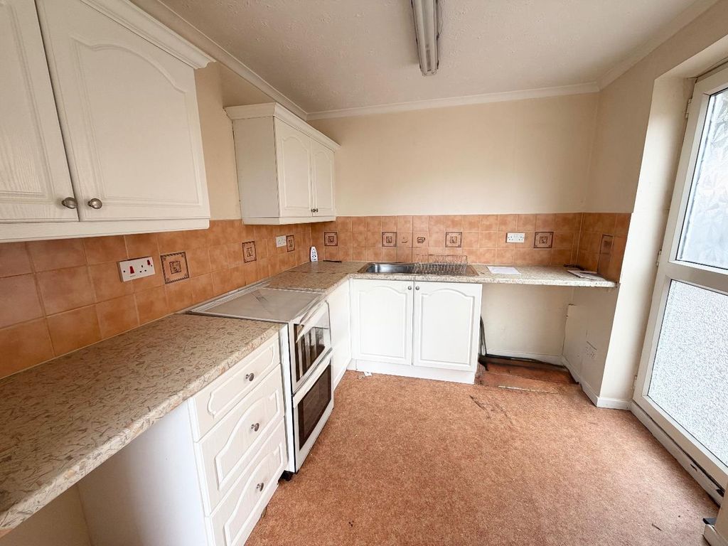 Property photo 3 of 8 Kitchen