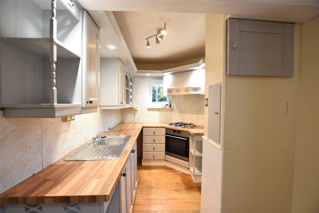 Property photo 3 of 12 Kitchen