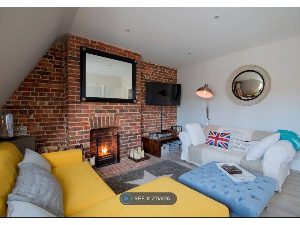 Property photo 1 of 17 Living Room