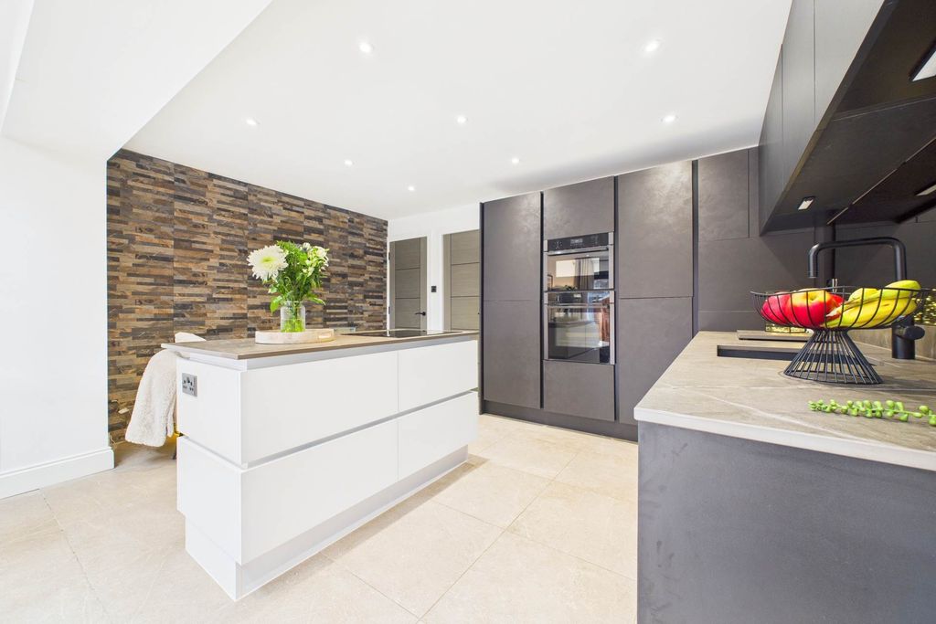 Property photo 2 of 29