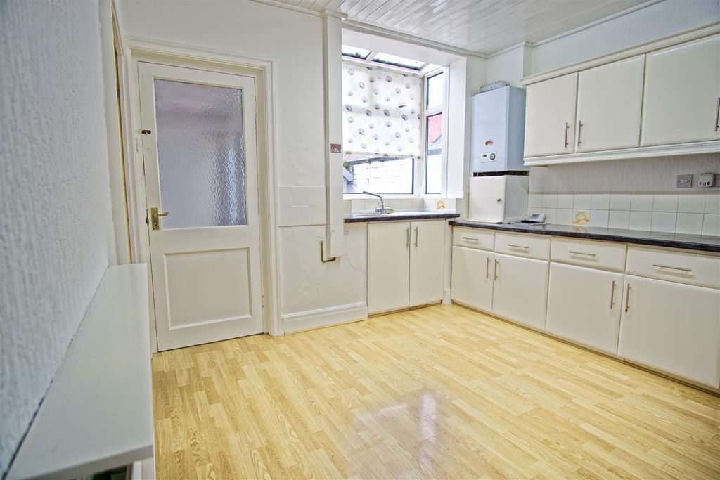 Property photo 3 of 9 Kitchen