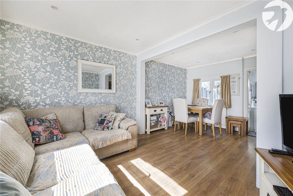 Property photo 2 of 31 Living Room