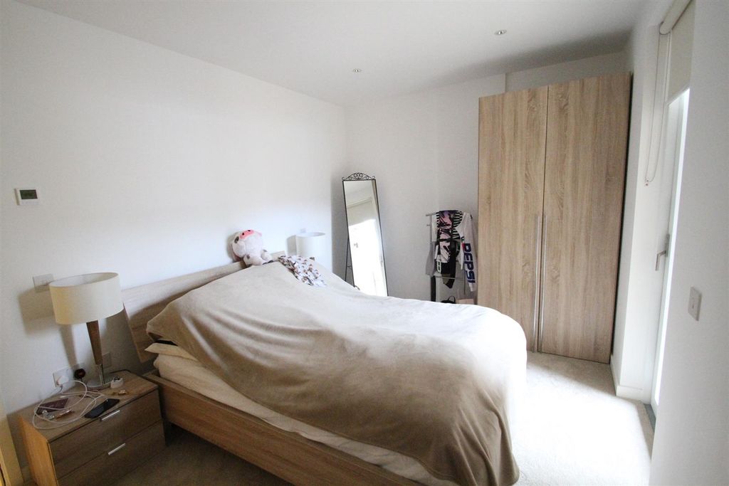 Property photo 3 of 9 Master Bedroom