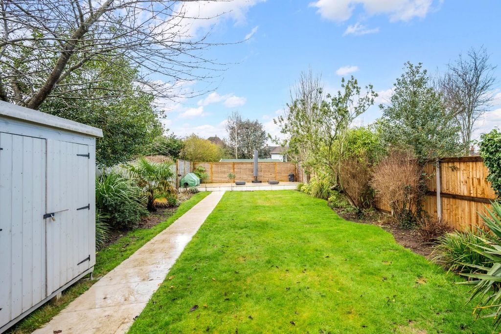 Property photo 2 of 22 Rutherwyke Close