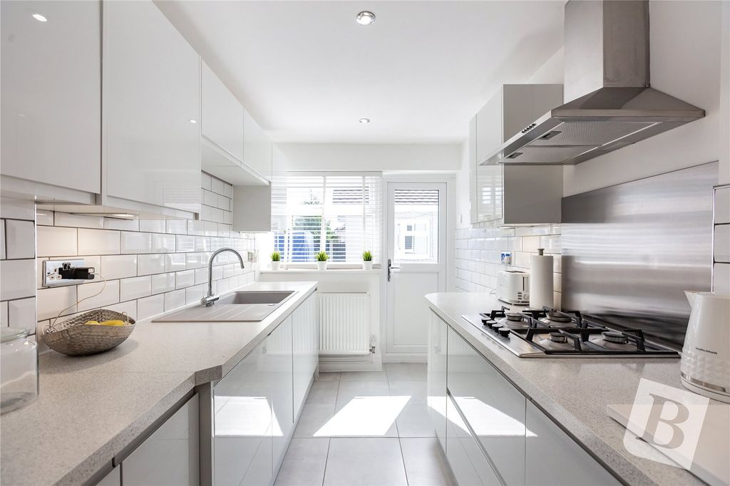 Property photo 3 of 18 Kitchen