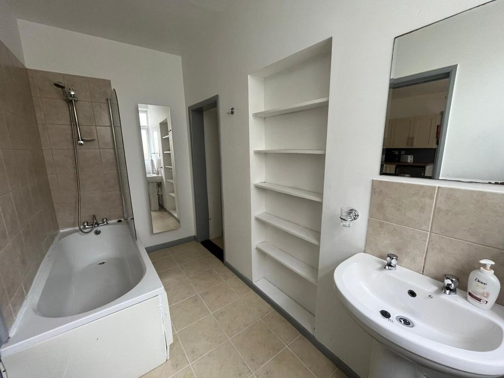 Property photo 2 of 10 Bathroom