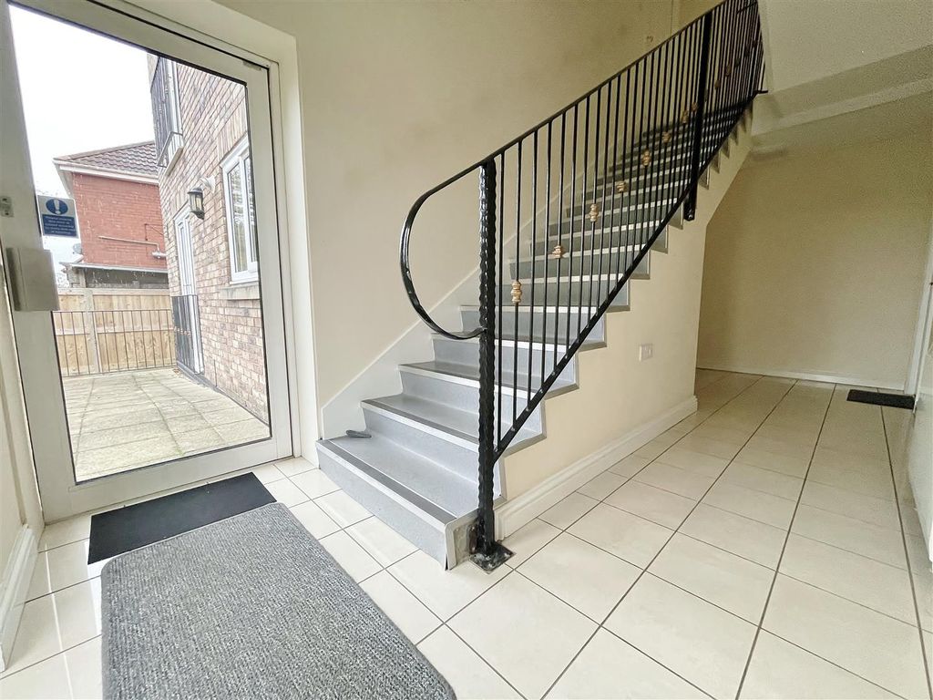 Property photo 2 of 11 Communal Area