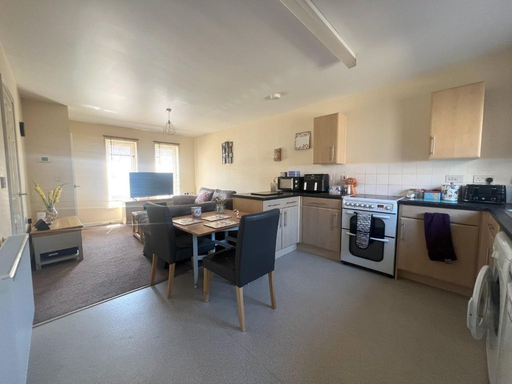 Property photo 2 of 9 Kitchen / Lounge
