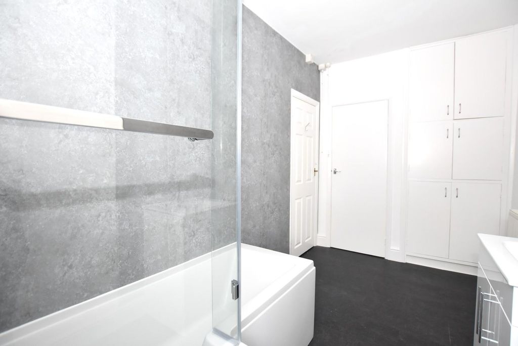 Property photo 3 of 18 Bathroom (3).Jpg