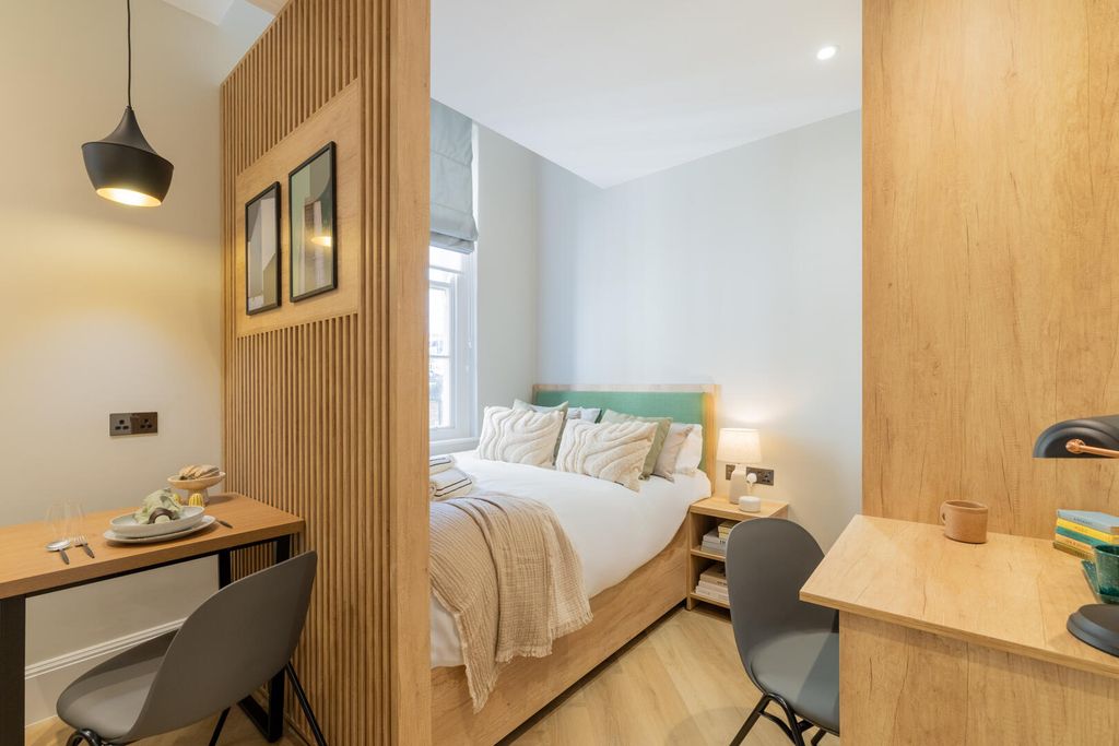 Property photo 1 of 6 Bedroom