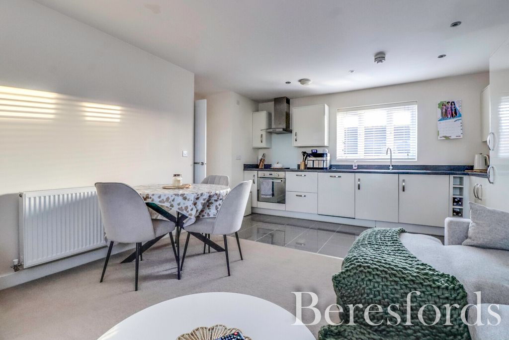 Property photo 3 of 10 Kitchen 2