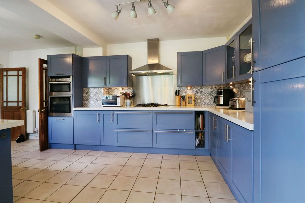 Property photo 3 of 32