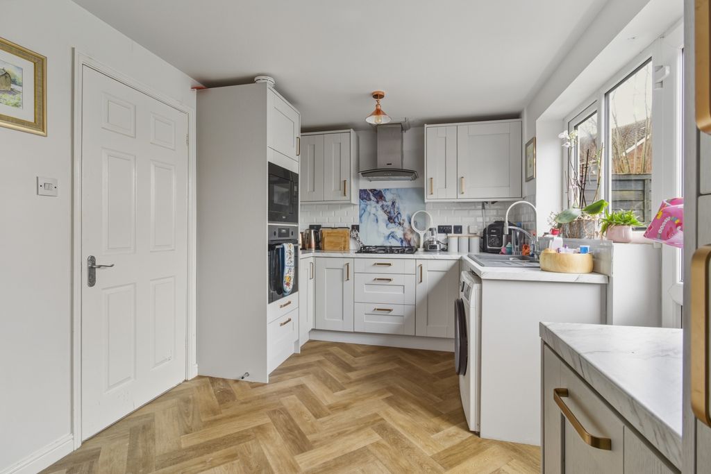 Property photo 1 of 12 Kitchen - Ewemove Swindon South