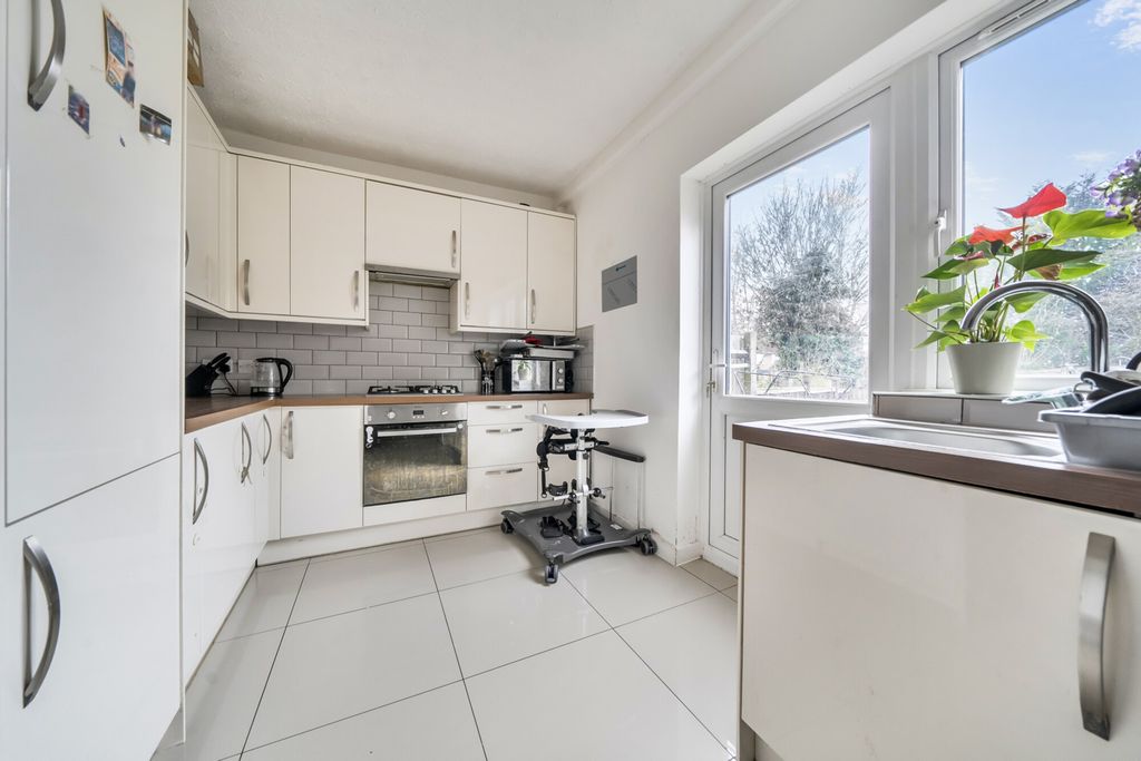 Property photo 3 of 13 1410763-5-698B772...