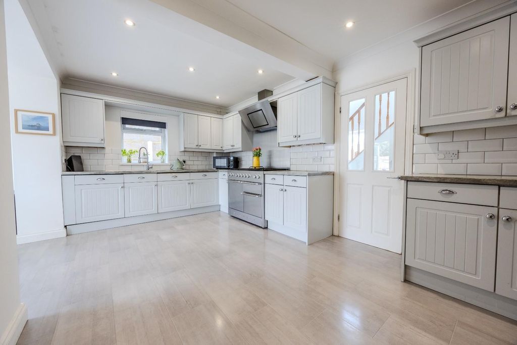 Property photo 2 of 33