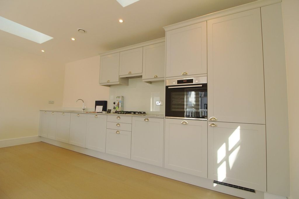 Property photo 3 of 9 Kitchen