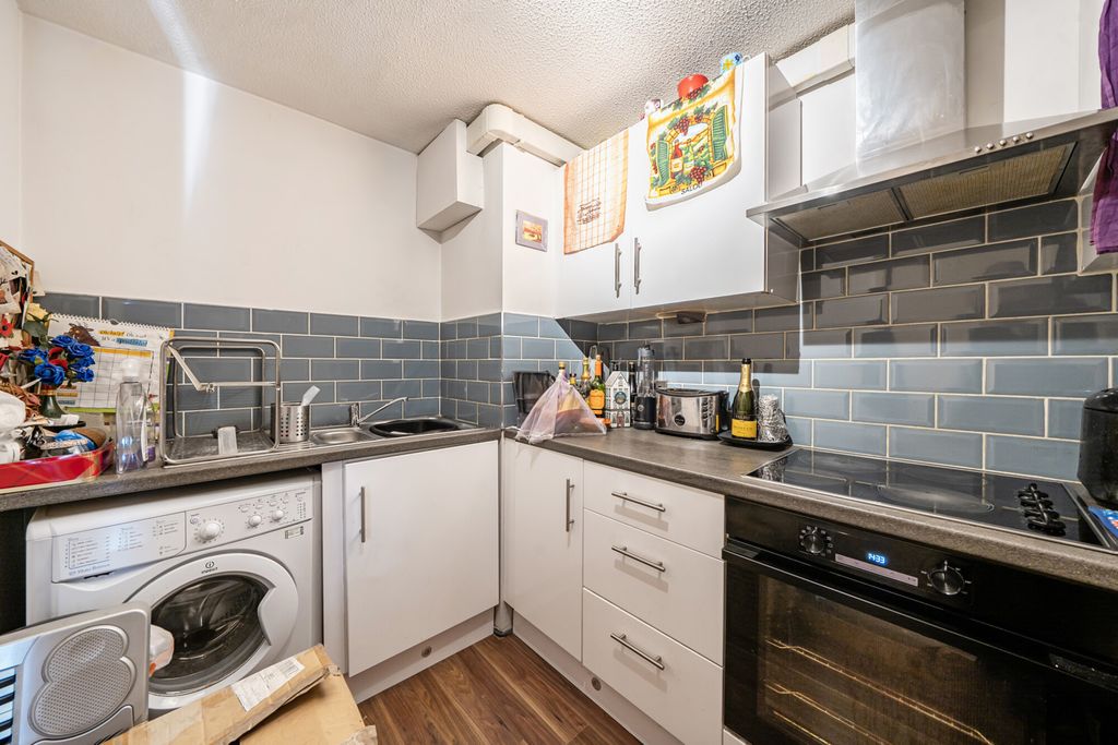 Property photo 2 of 11 Kitchen