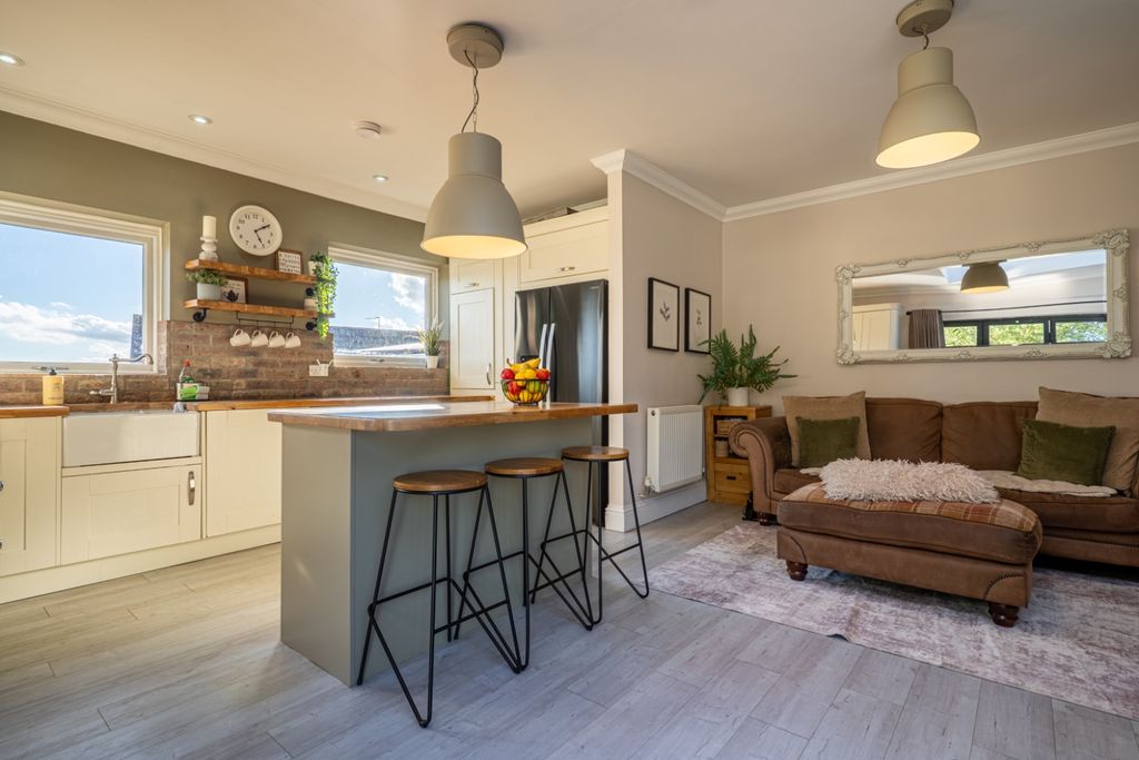 Property photo 2 of 28 5527892
