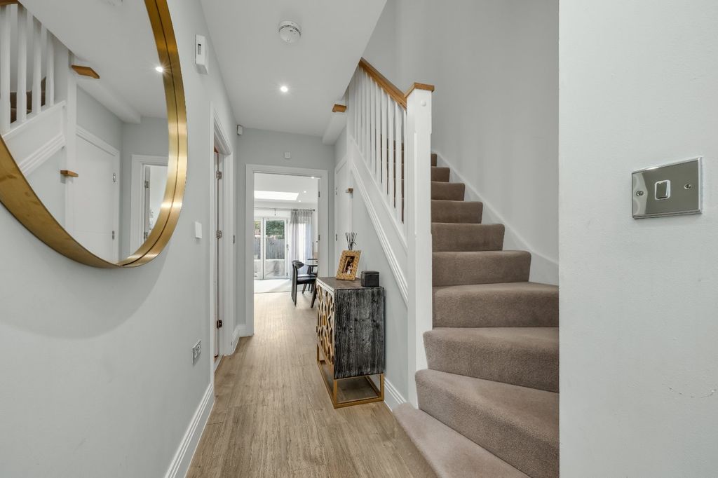 Property photo 2 of 19 Entrance Hall