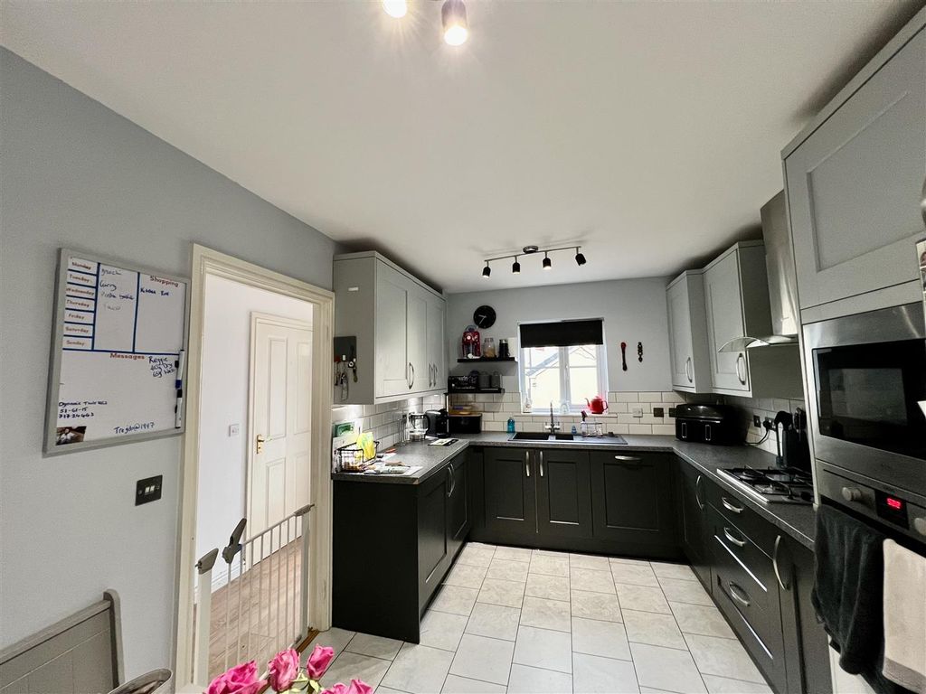 Property photo 3 of 21 Kitchen