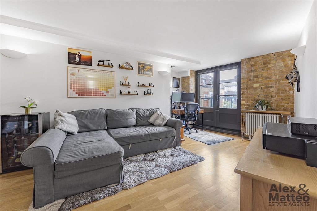 Property photo 3 of 18 Globe Wharf