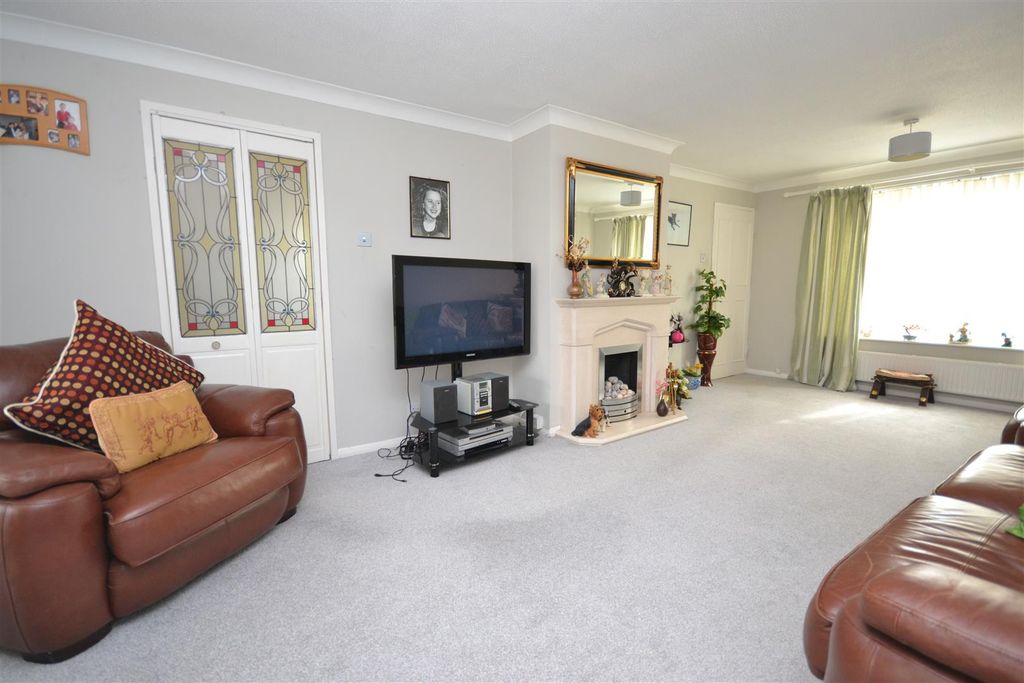Property photo 3 of 11 Lounge