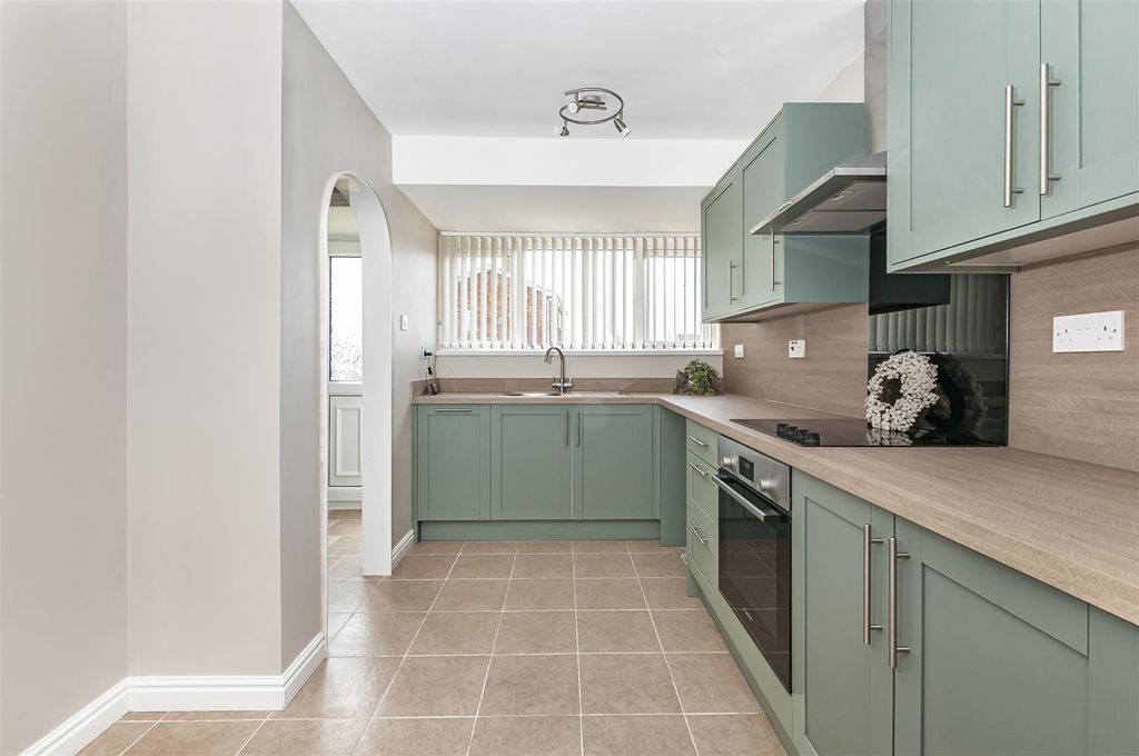 Property photo 3 of 13 1 Rusell Rd14.Jpg