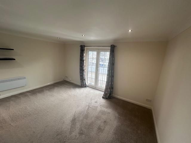 Property photo 3 of 8 Lounge