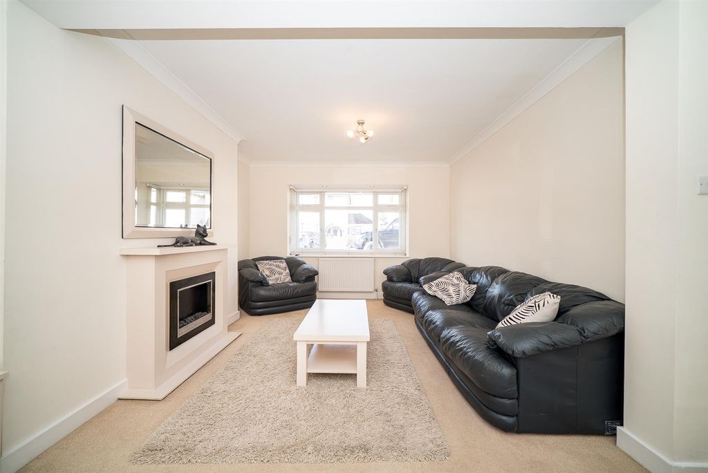 Property photo 2 of 23 Lounge 1