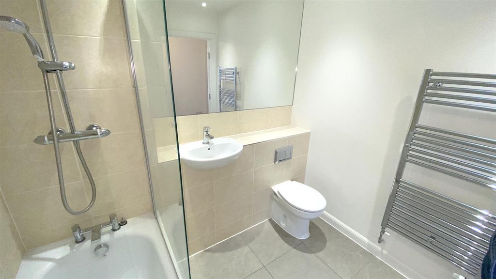Property photo 3 of 28 Bathroom B.Jpg