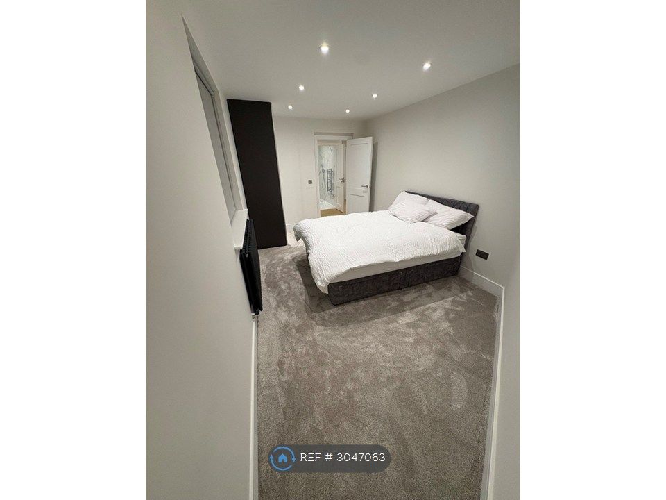 Property photo 1 of 10 Bedroom 1 (Photo 1)