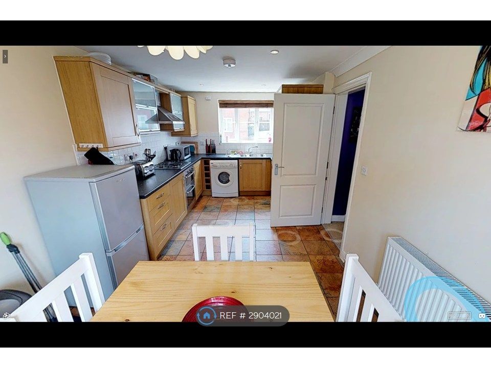 Property photo 1 of 9 Kitchen