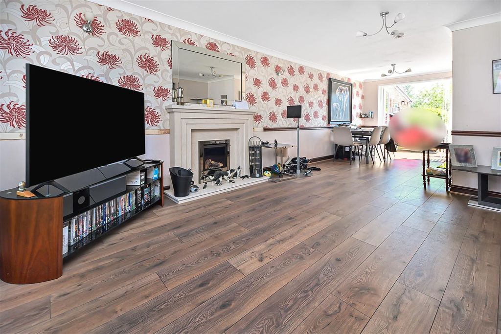 Property photo 3 of 23 6 Congresbury Road Lounge (2).Jpg