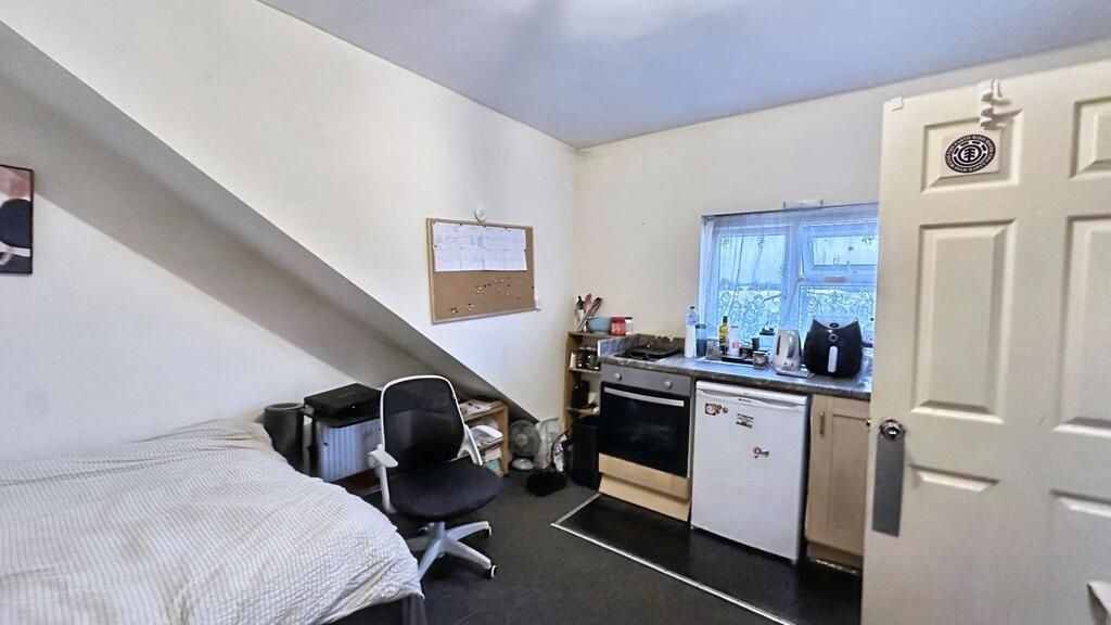 Property photo 2 of 5 Bright Studio Space With Modern Appliances....
