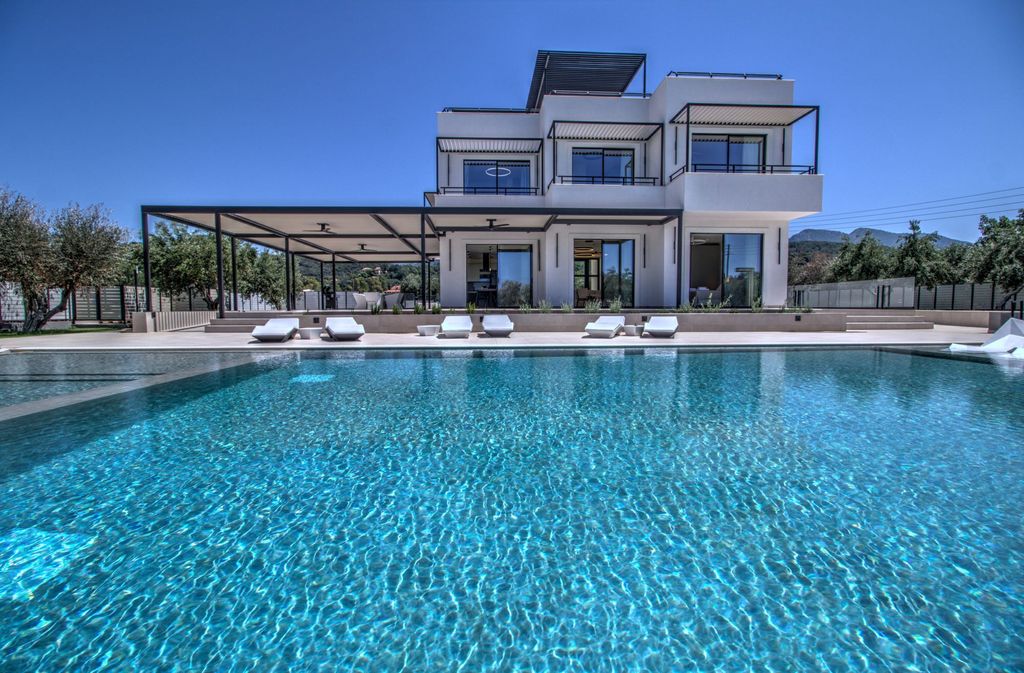 Property photo 2 of 21 House And Pool