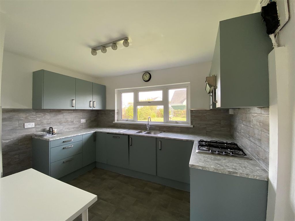 Property photo 3 of 10 Kitchen