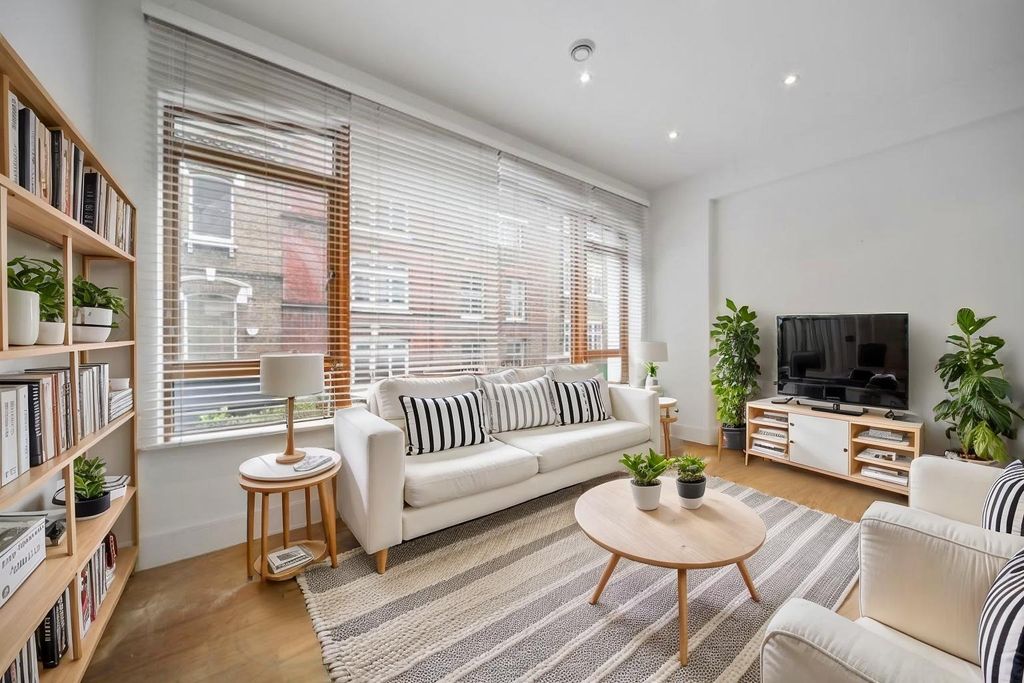 Property photo 1 of 11 916570
