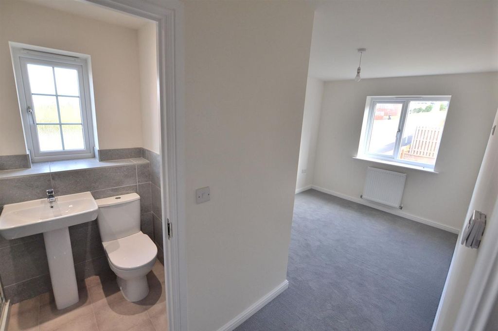 Property photo 3 of 17 Thimble Mill (18).Jpg