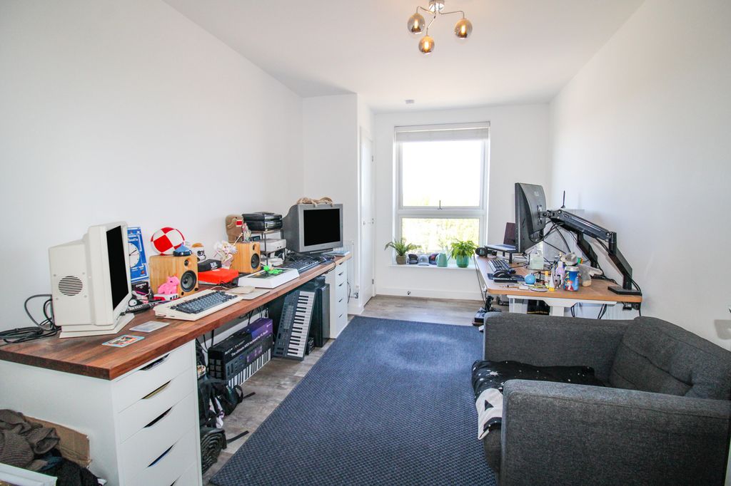 Additional image 10 of 2 bed flat for saleMoorfield Place, Farnborough GU14
