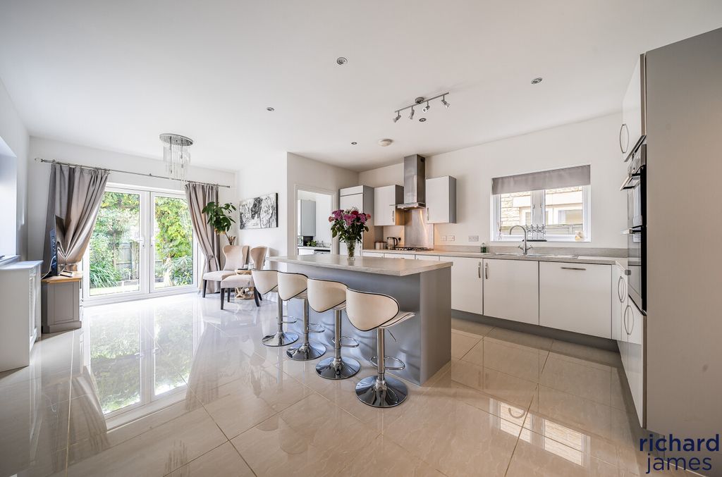Property photo 2 of 18 8A94Dac2-c320-427...