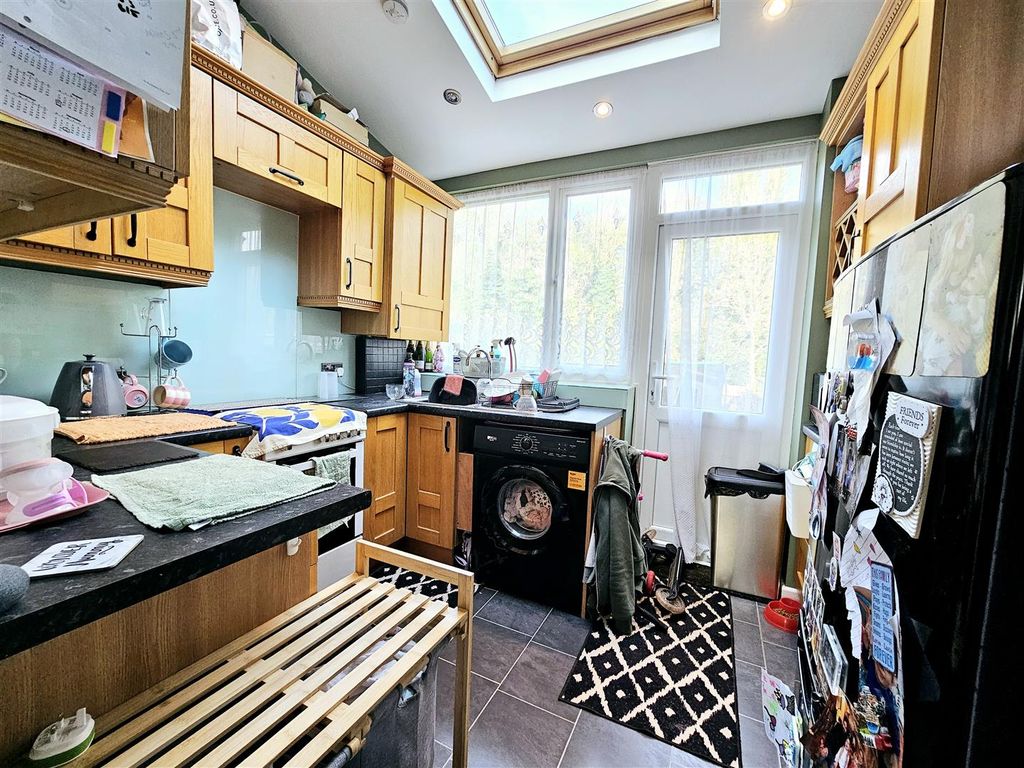 Property photo 3 of 8 Kitchen