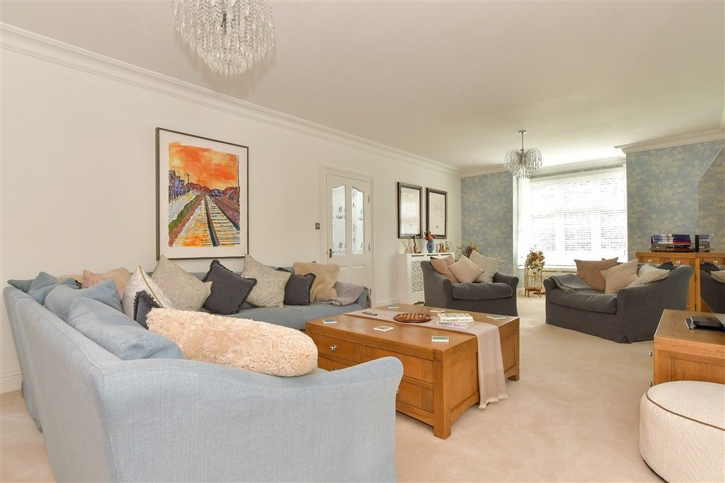 Property photo 1 of 27 Lounge