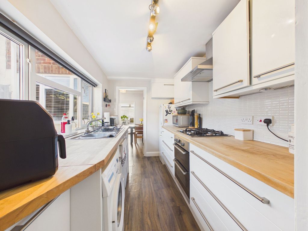 Property photo 3 of 11 Kitchen