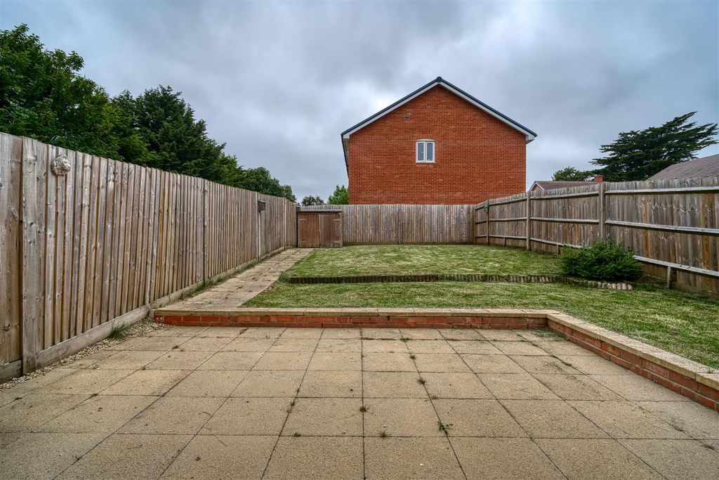 Property photo 3 of 8 Garden