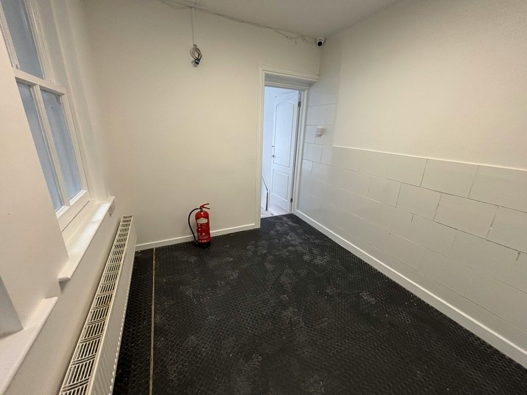 Property photo 3 of 5 275 Charminsterd Rd -3.Jpg