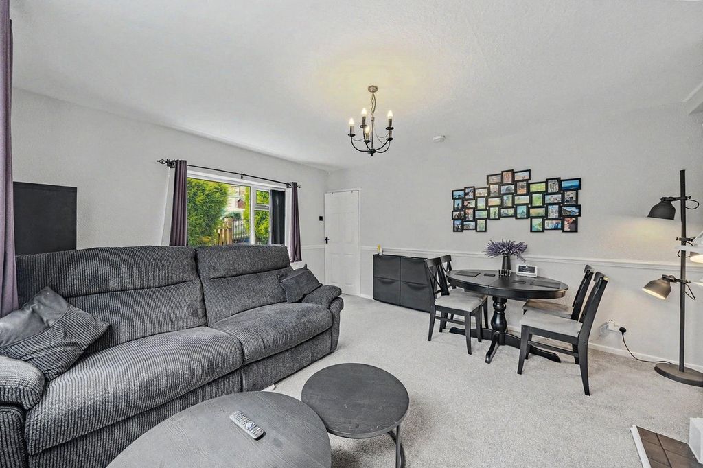 Property photo 2 of 16 Lounge